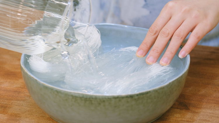 Image of Soak the mung bean vermicelli in clean water for 10 minutes....