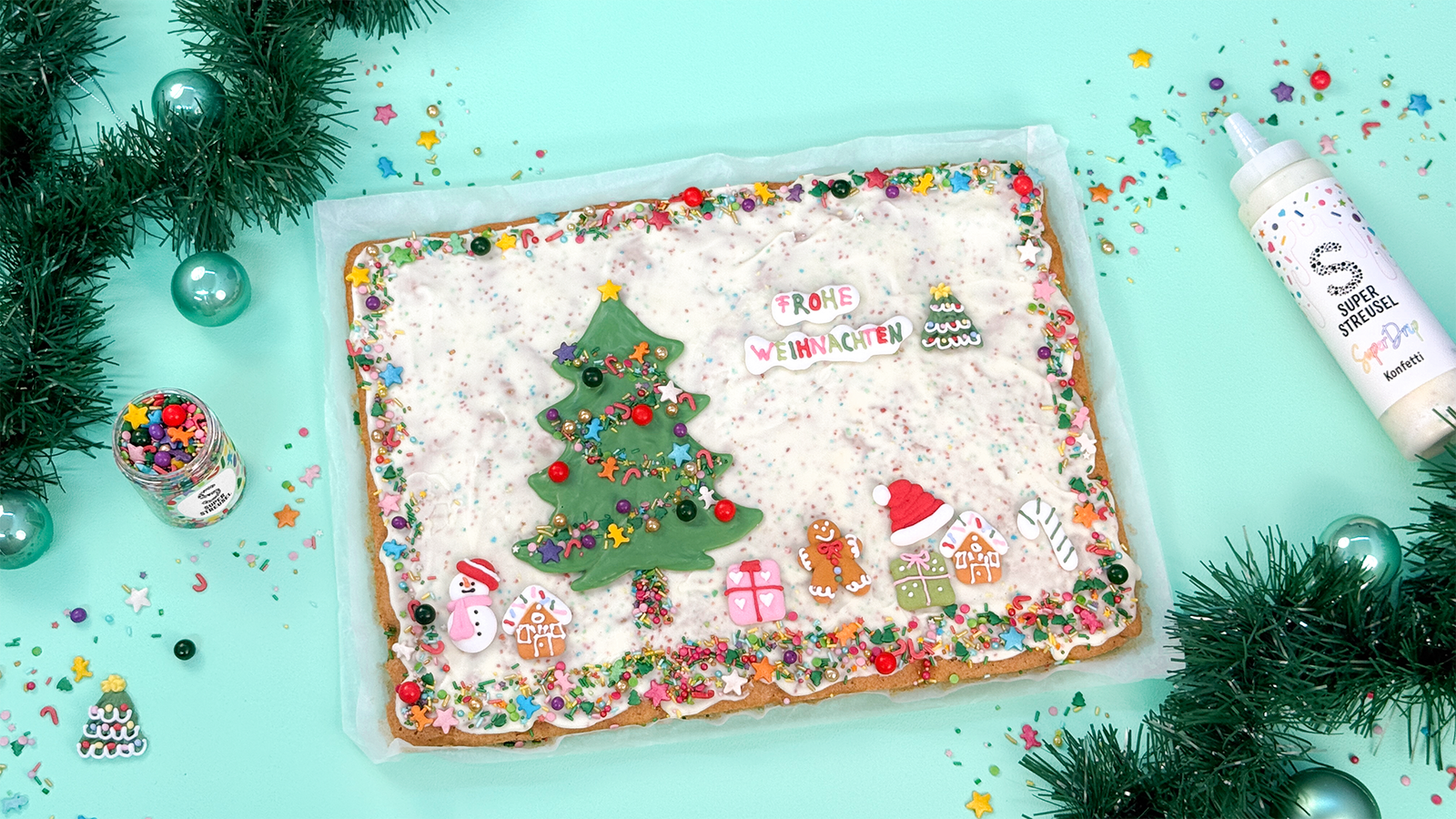 Weihnachtlicher Blechkuchen mit Apfelstückchen, grünem SuperDrip-Tannenbaum, StreuselMix WeihnachtsWusel, SuperDinger FroheWeihnacht und Konfetti-Drip-Glasur