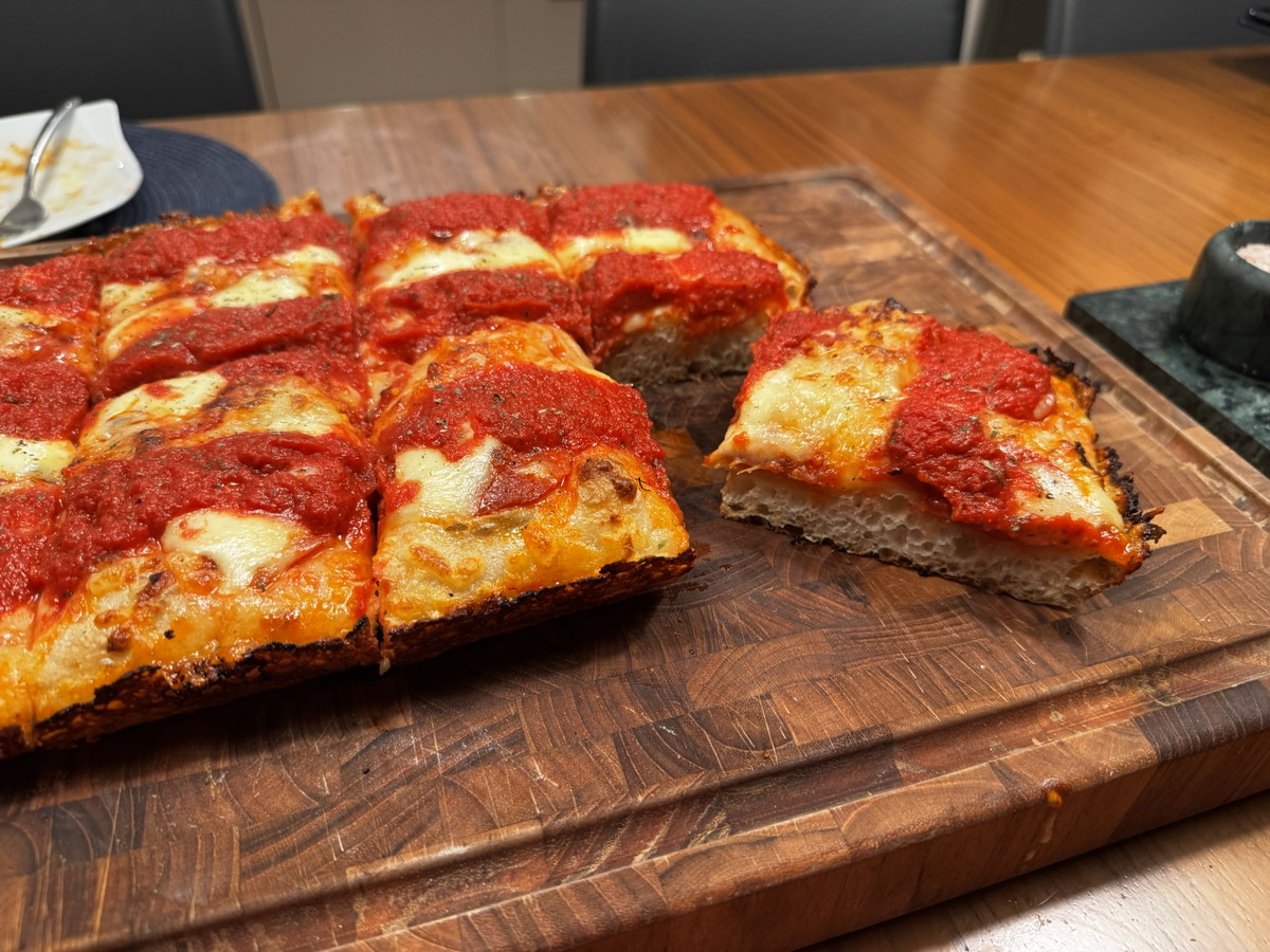 Detroit style pizza recept - Amerikansk pan pizza