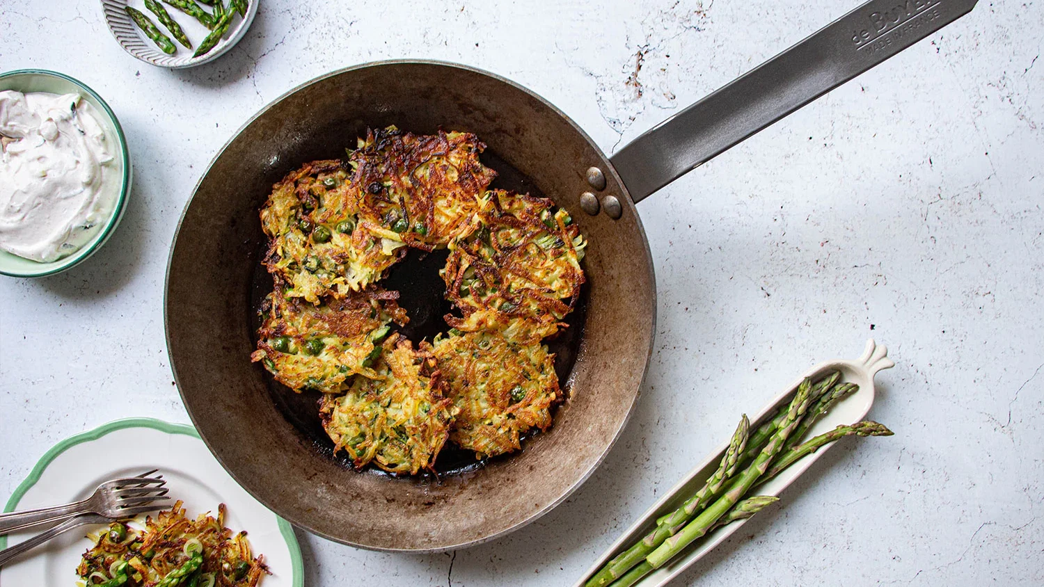 Image of Tortitas crujientes de patata y verduras con salsa de yogur