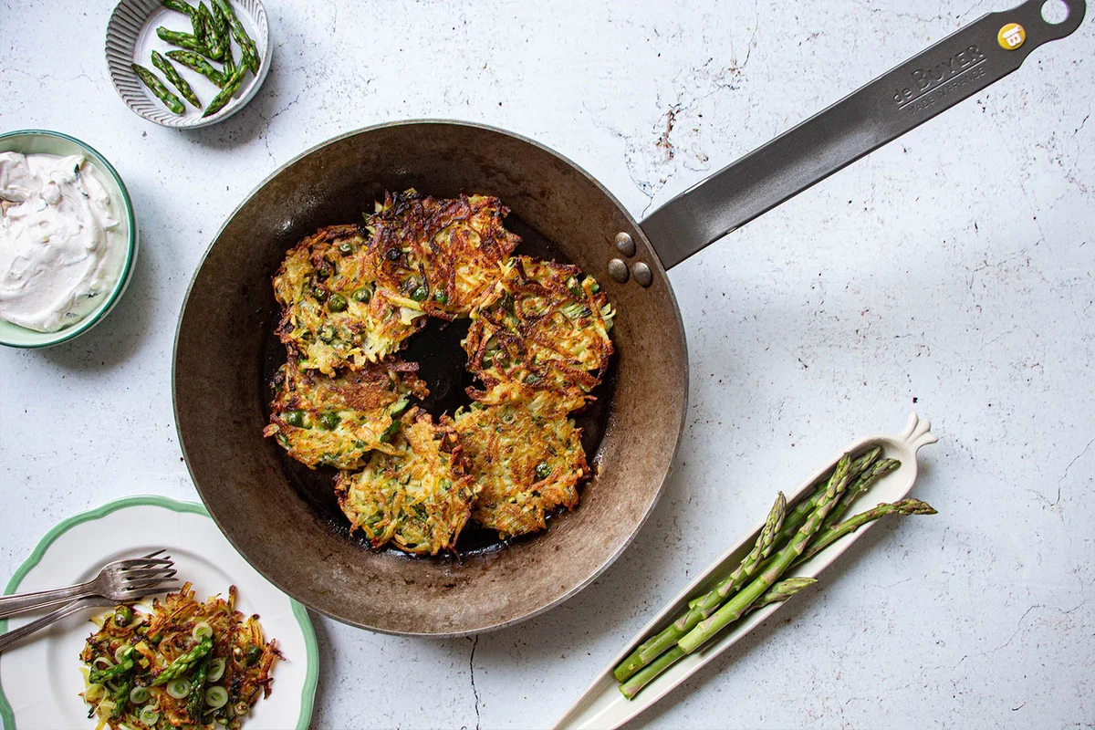 Tortitas crujientes de patata y verduras con salsa de yogur