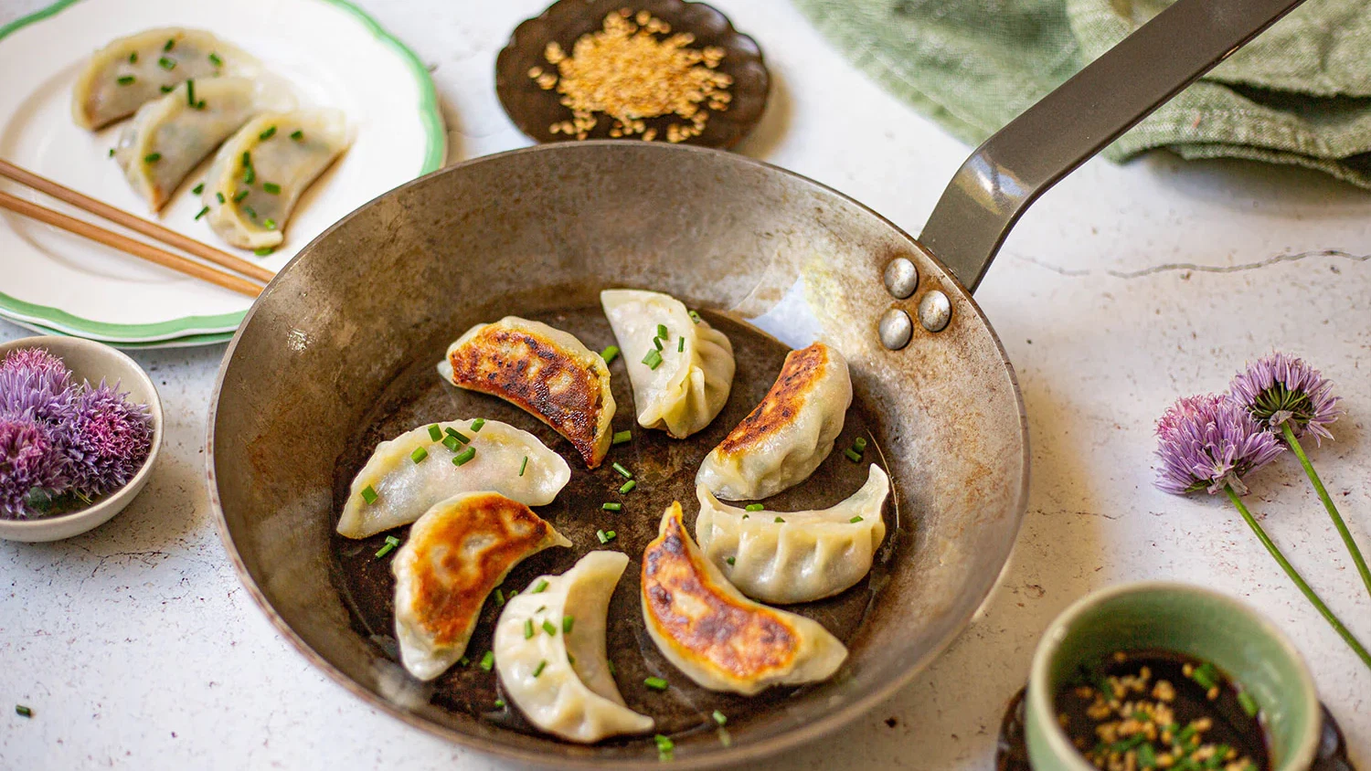 Image of Gyozas de pollo: empanadillas japonesas de pollo y verduras