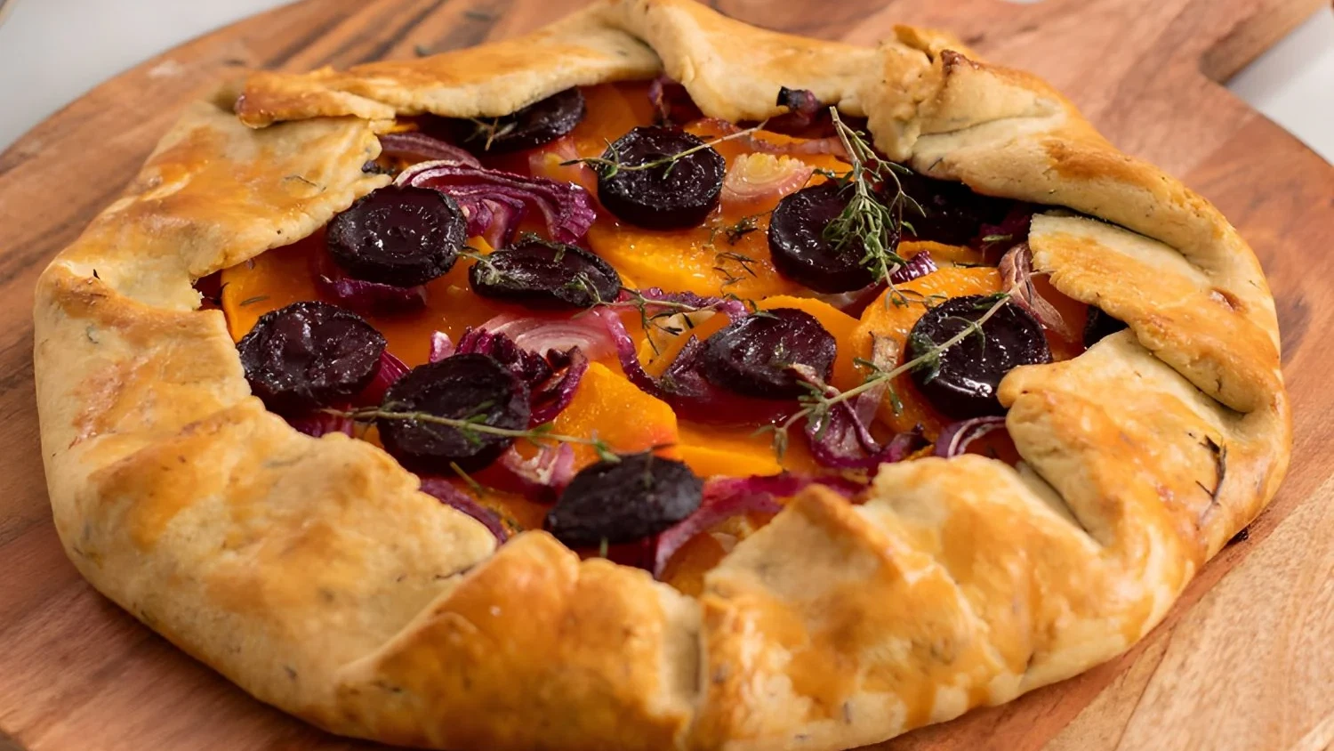 Image of Galette de invierno: Tarta salada de calabaza, cebolla y queso feta