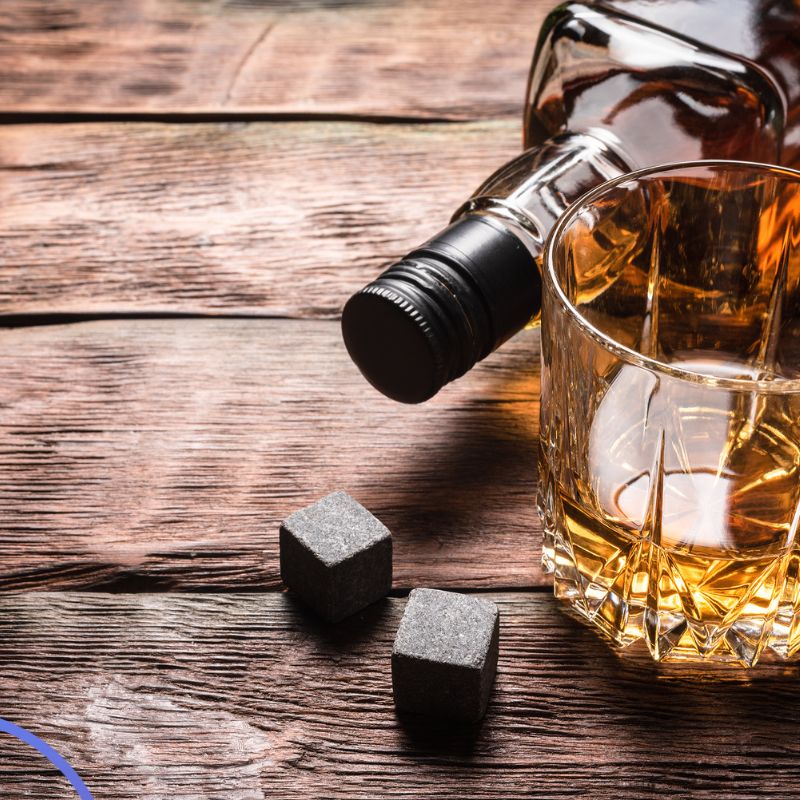 Met kruiden doordrenkte whisky