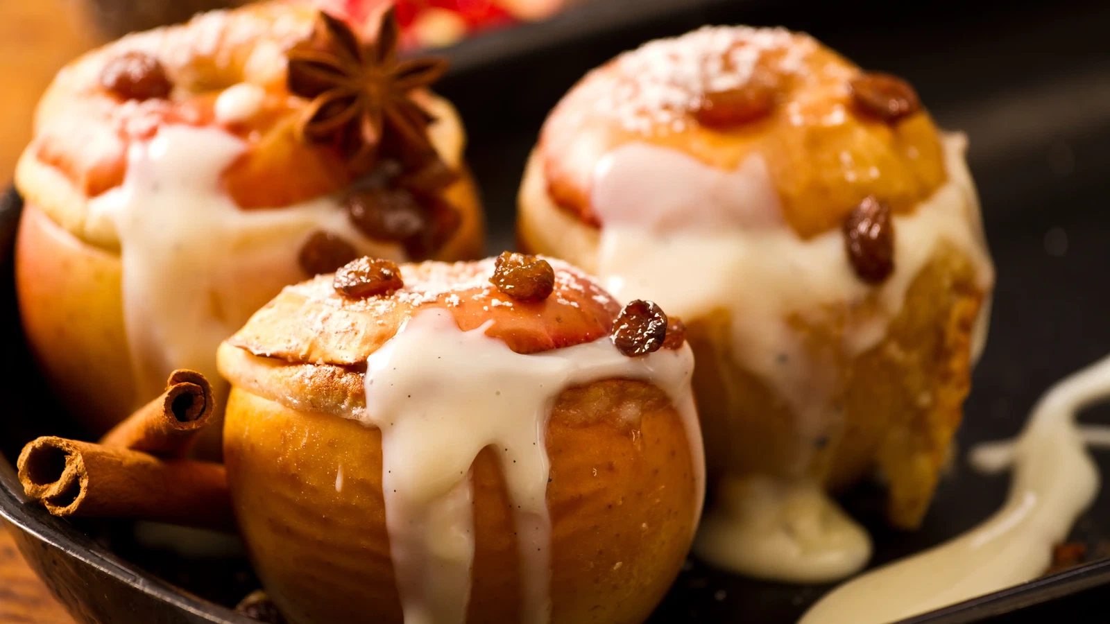 Image of Bratapfel vom Grill mit Zimt und Vanillesoße