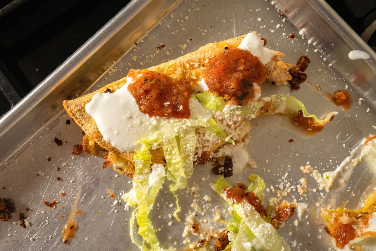 Tacos Dorados de Acción de Gracias con Pavo, Relleno y Puré de Papa