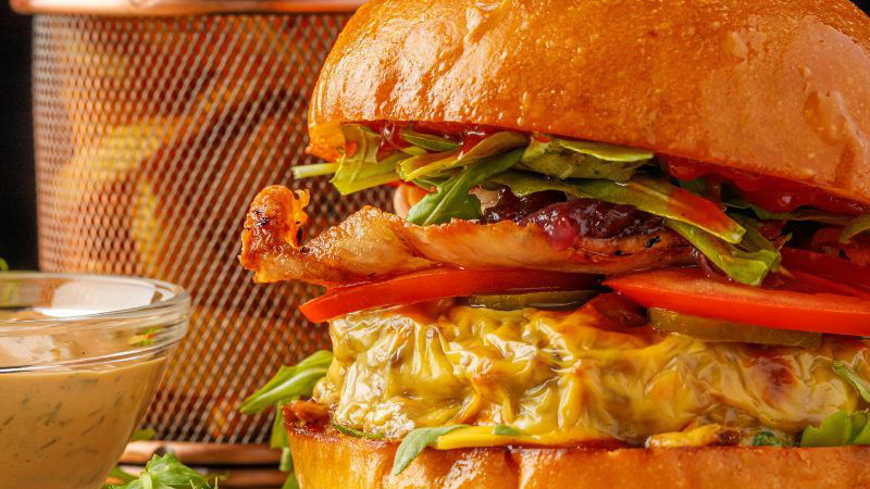 Image of Aubergine Crunch-Burgers met Dijon Dillesaus