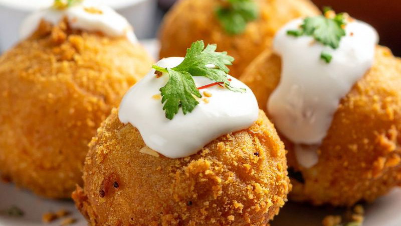 Image of Arancini van saffraan en cantharellen (gefrituurde risottoballetjes)