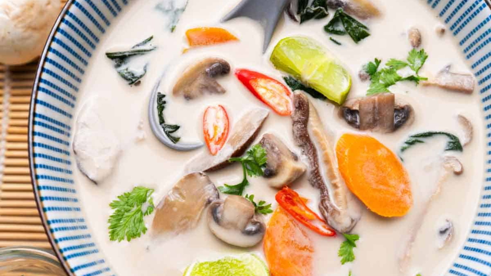Image of Soupe Tom Kha veggie aux champignons d’hiver