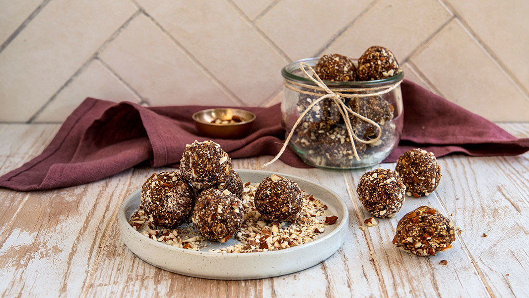 Image of Energy-Balls mit Feigen und dunkler Schokolade