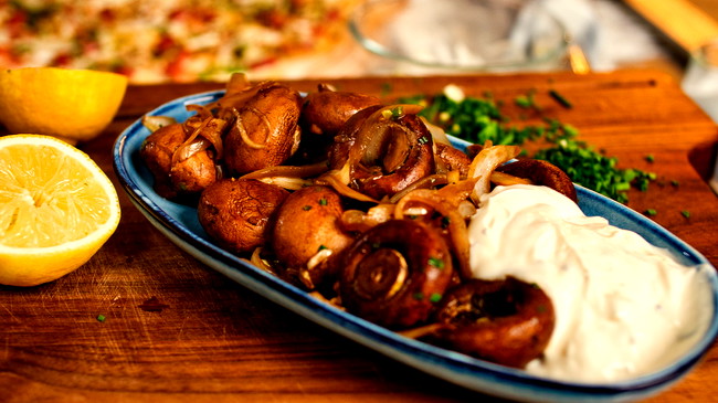 Image of Champignonpfanne mit cremigem Knoblauchdip