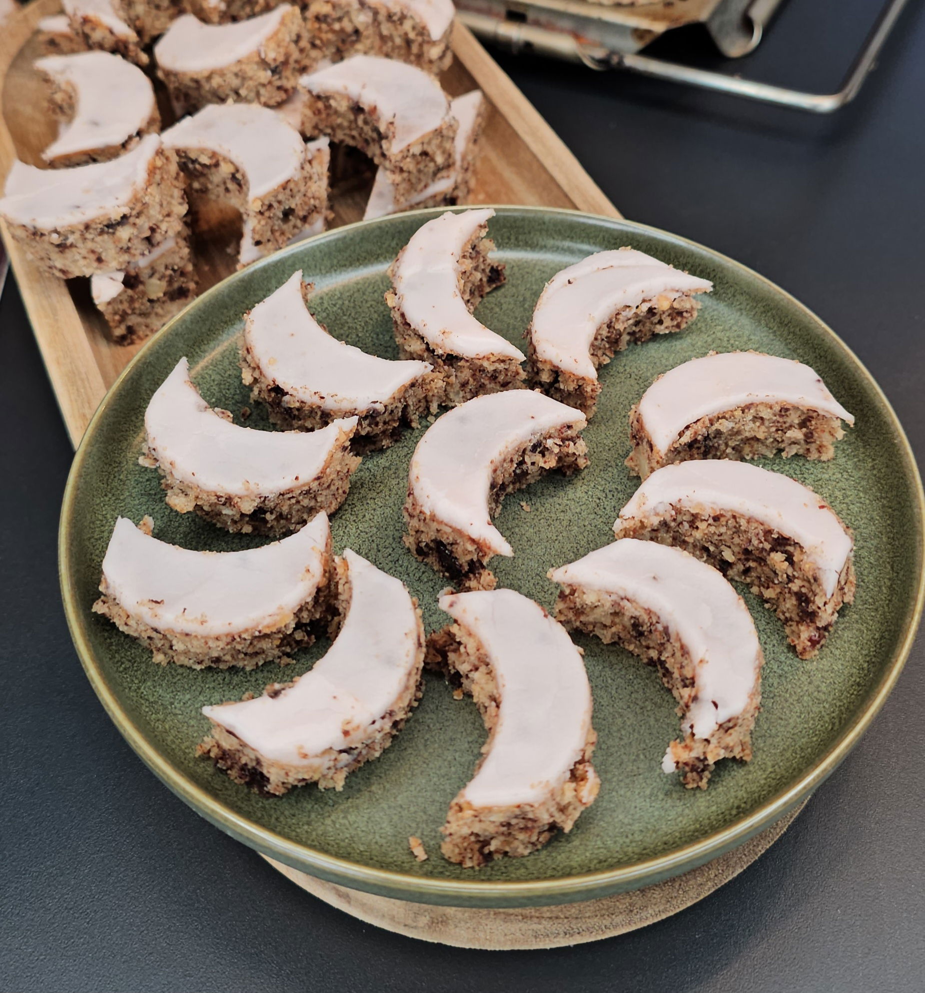 Beschwipste Rum-Halbmonde, zarte Versuchung mit Rum und buttrigem Teig ... Beschwipste Rum-Halbmonde, zarte Versuchung mit Rum und buttrigem Teig ...