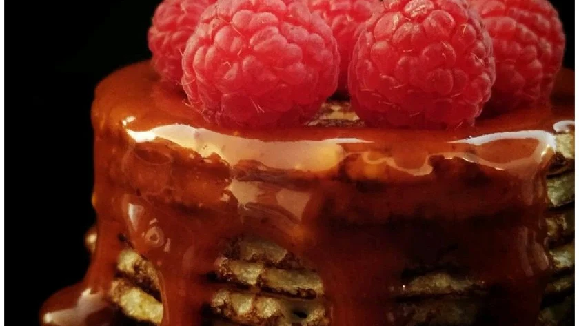 Saffranskolasås på plättar med färska hallon