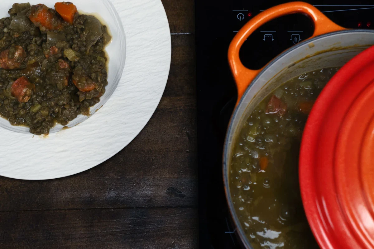 Lentejas con chorizo tradicionales en cocotte
