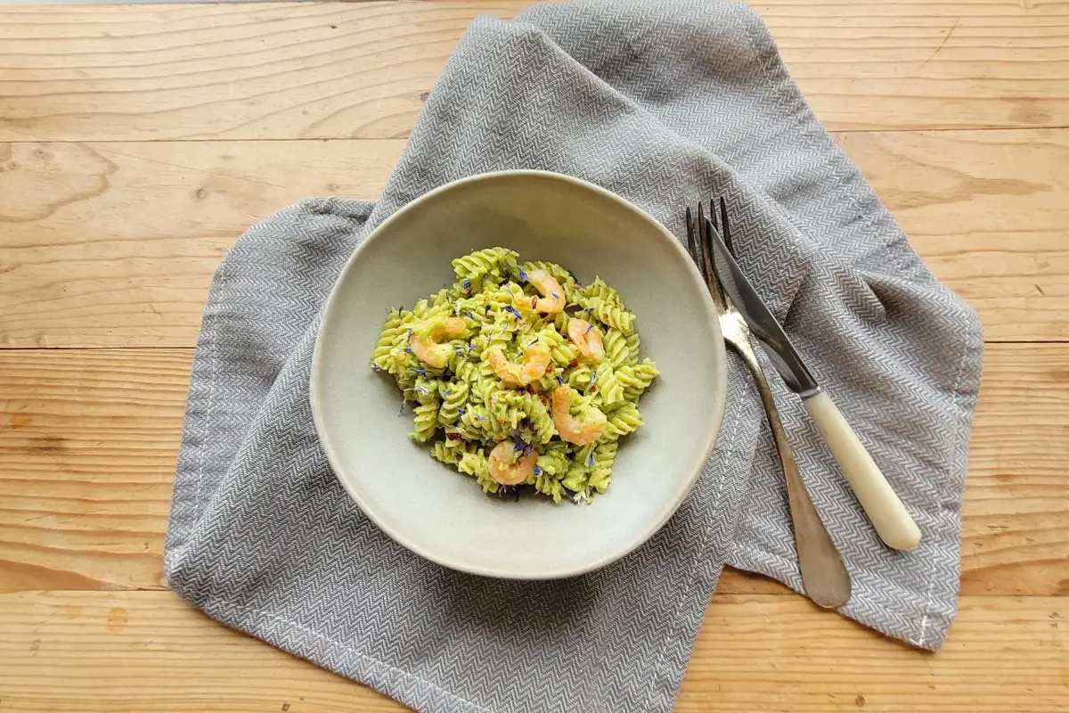 Pasta mit cremiger Avocado-Sauce & Crevetten