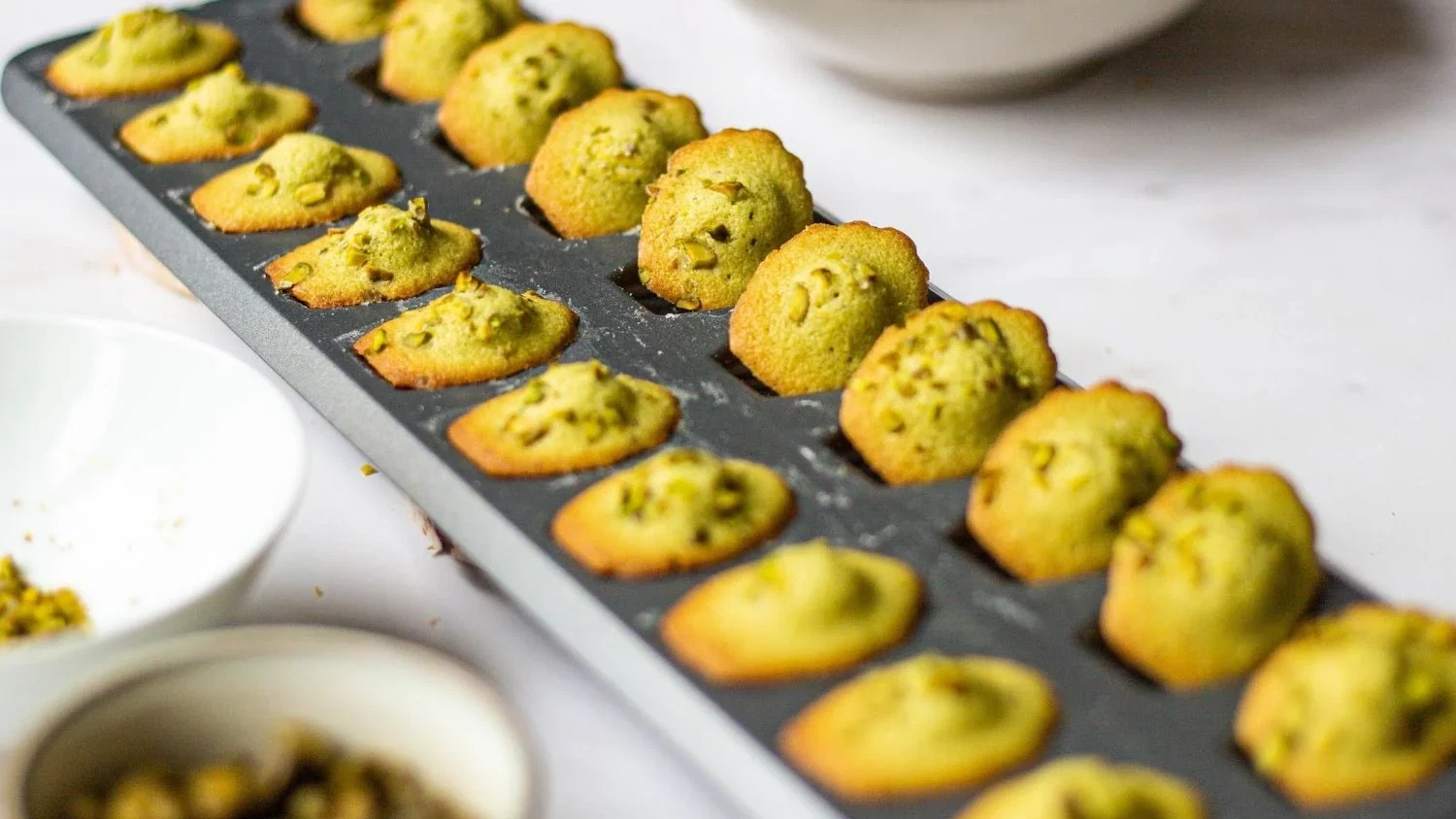 Image of Madeleines de pistacho navideñas