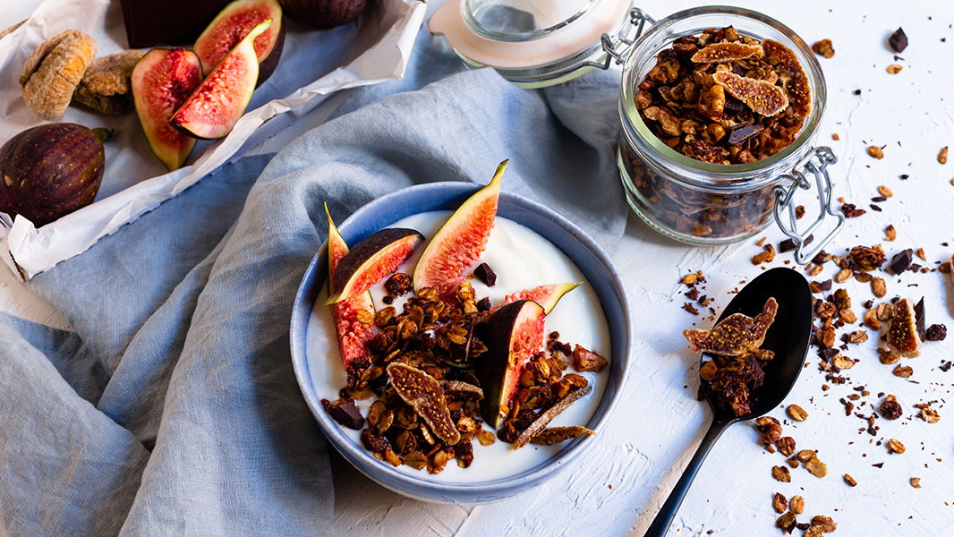 Image of Knuspriges Schoko-Granola mit Walnüssen, Feigen und Weizenkeimen