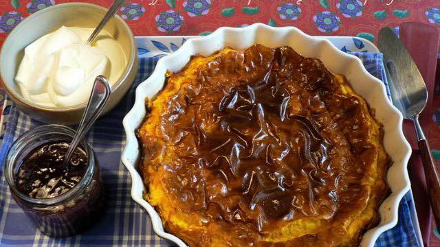 Ostkaka med saffran med plommonsylt och grädde