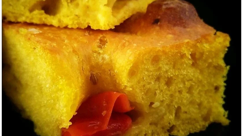 Saffransfocaccia med fänkål och tomat