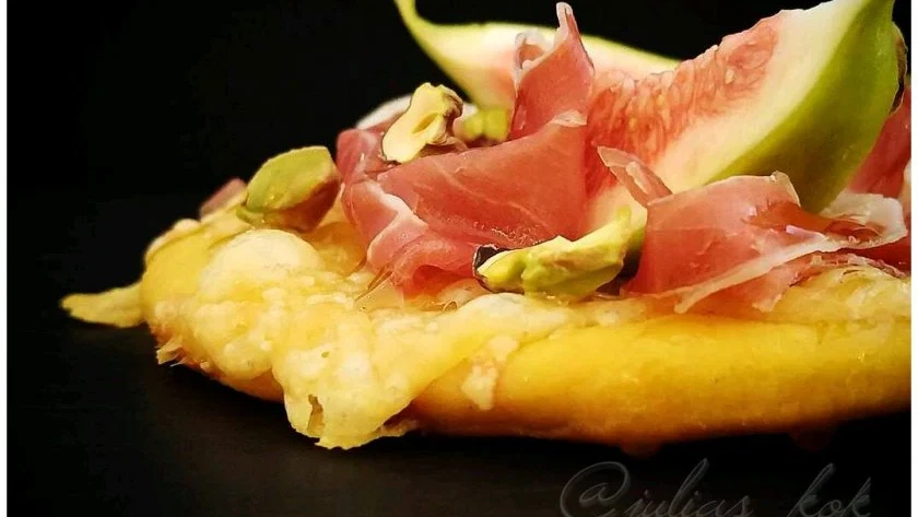 Saffranspizza med västerbottenost