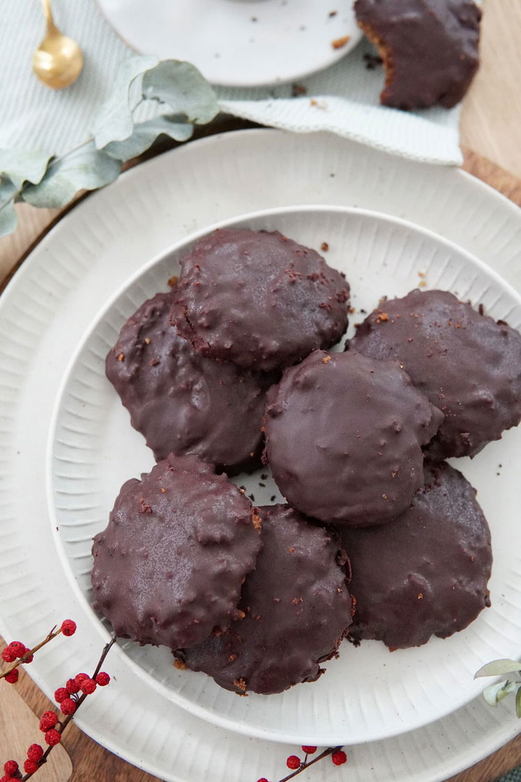 Image of Die Lebkuchen mit der geschmolzenen Schokolade bestreichen.