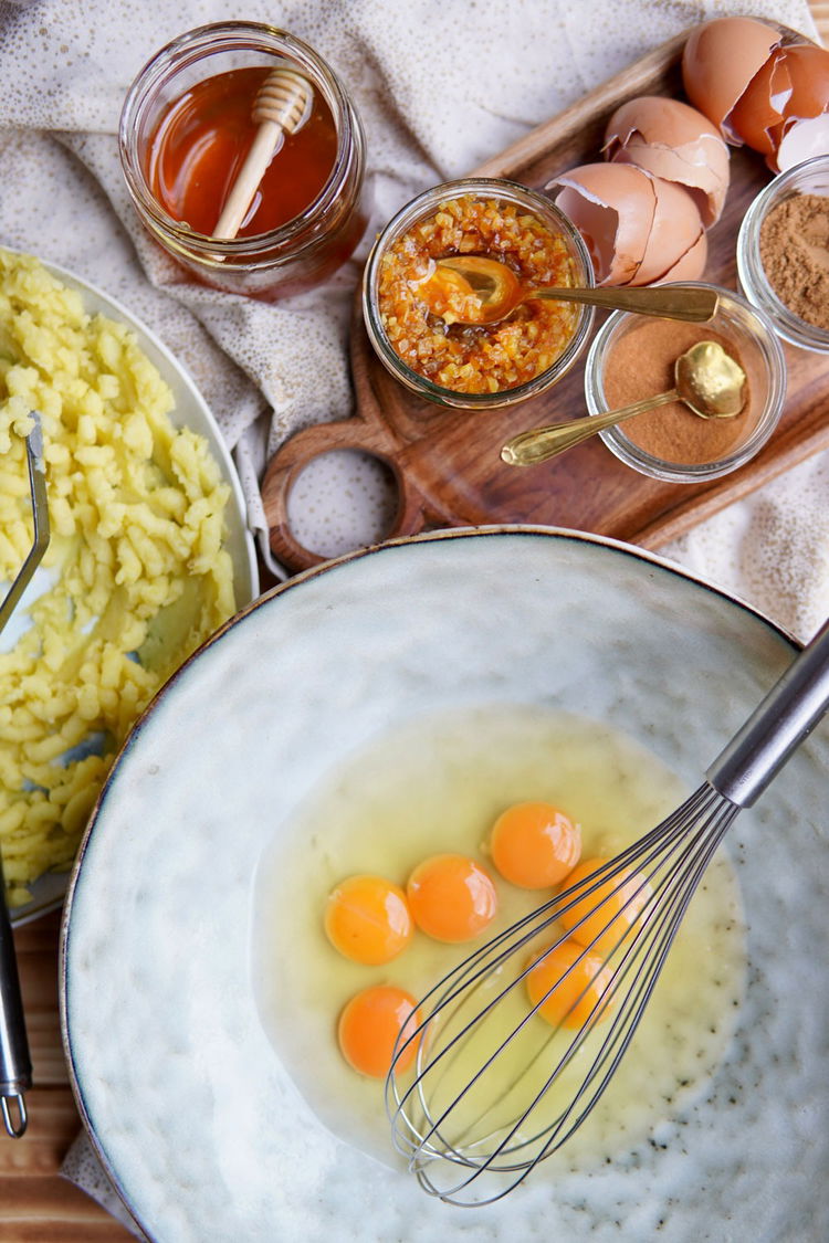 Image of Eier, Salz und Honig mit einem Handrührgerät aufschlagen.