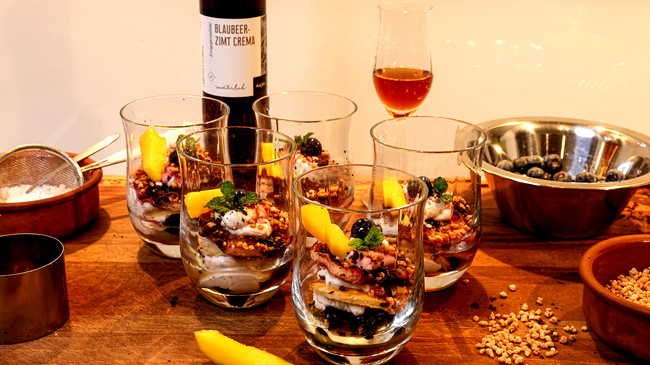 Image of Blaubeerpfannkuchen mit Mascarpone-Creme im Glas