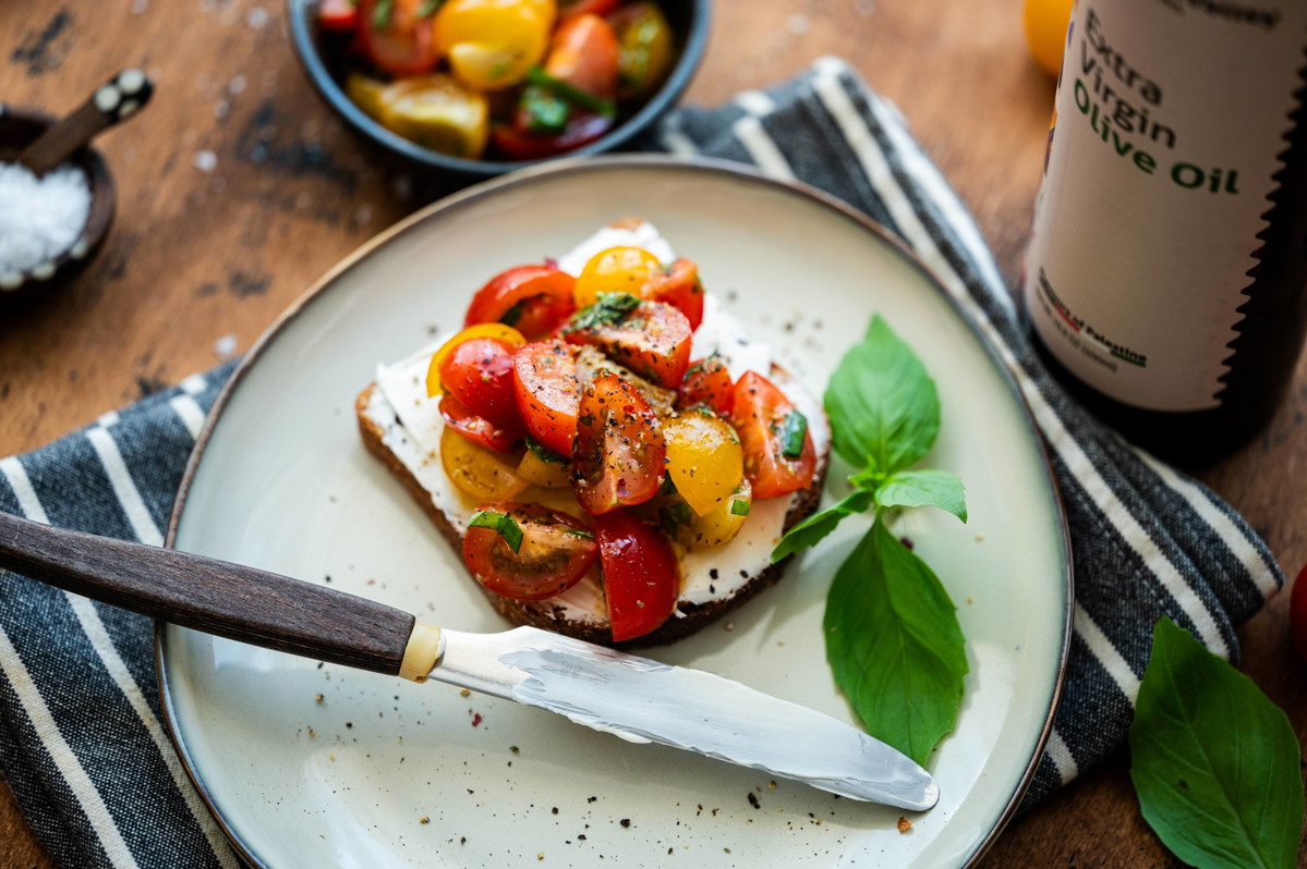Frischer Tomaten Basilkum Toast auf Feta mit Olivenöl aus Palästina
