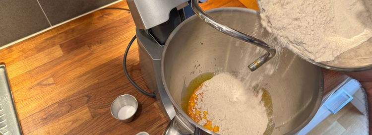 Image of I bunken, häll i mjölk, jäst, upplöst saffran, socker och...