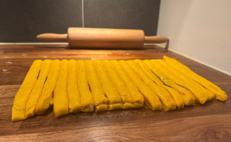 Image of Kavla ut degen i en rektangel. Mjöla bakbordet lite för att förhindra att degen fastnar för mycket. Är det alldeles för svårt så ingen panik! Forma först degen och ställ in den lufttätt i kylen 30 minuter så blir den...