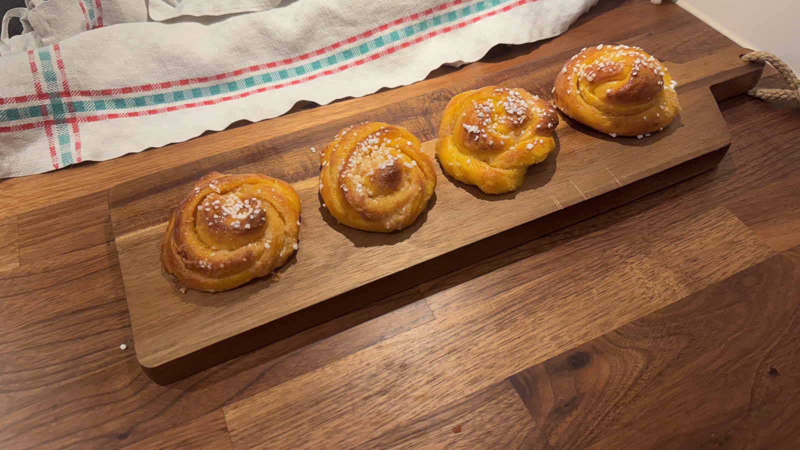 Saffransbullar med mandelmassa och vanilj