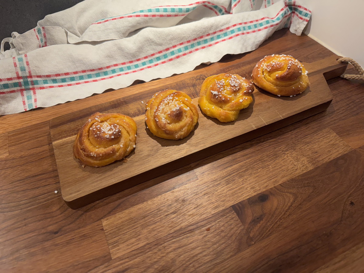 Saffransbullar med mandelmassa