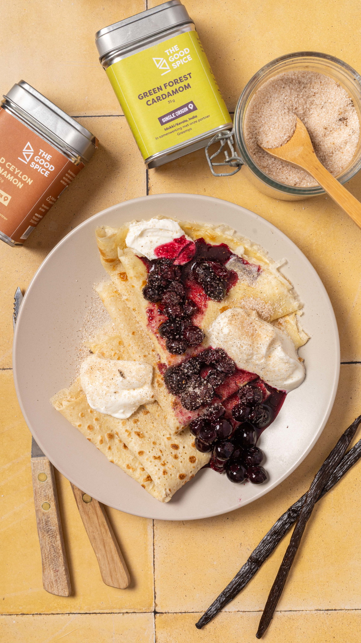 Crêpes met blauwe bessen, yoghurt en specerijensuiker