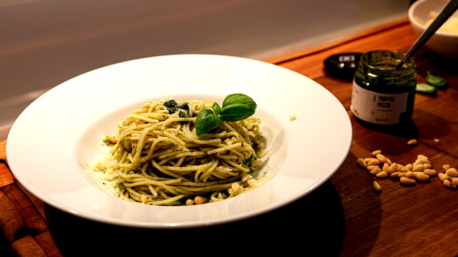 Image of Trüffel Pesto Pasta mit Pinienkernen & Basilikum