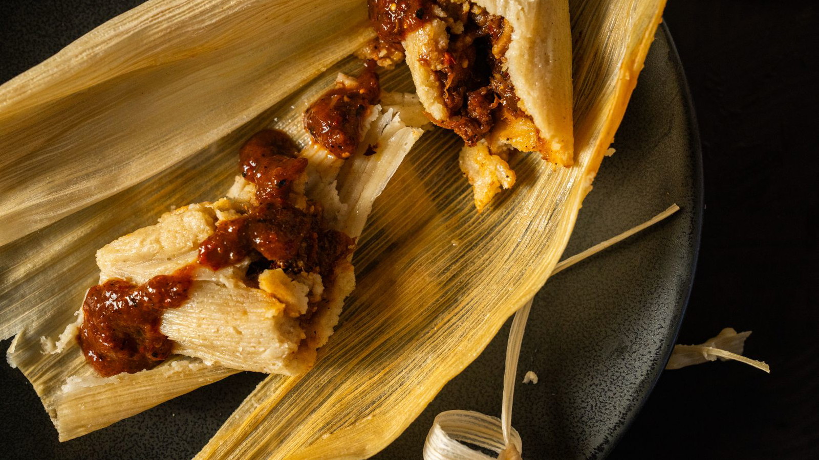 Tamales de lengua con salsa