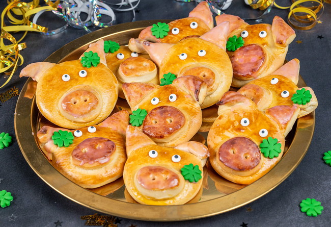 Image of Glücksschweinchen aus Hefeteig
