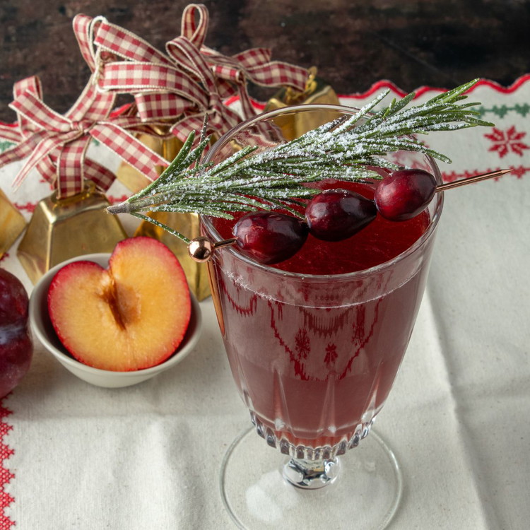 Image of Thread three cranberries
onto a cocktail pick and lay across the top of the glass. Dust the sprig of
rosemary with icing sugar then place it next to the cranberries.