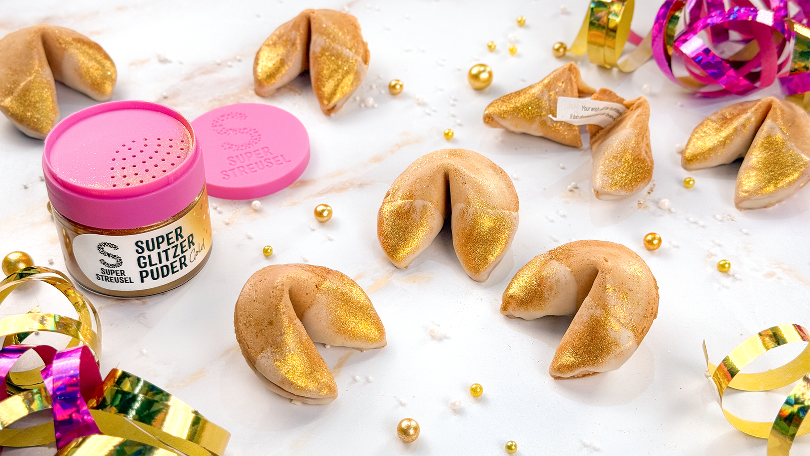 Glitzer-Glückskekse: Glückskekse mit weißem SuperDrip an den Enden, mit goldenem SuperGlitzerPuder bestäubt. Funkelnde DIY-Silvesterdekoration zum Verschenken.