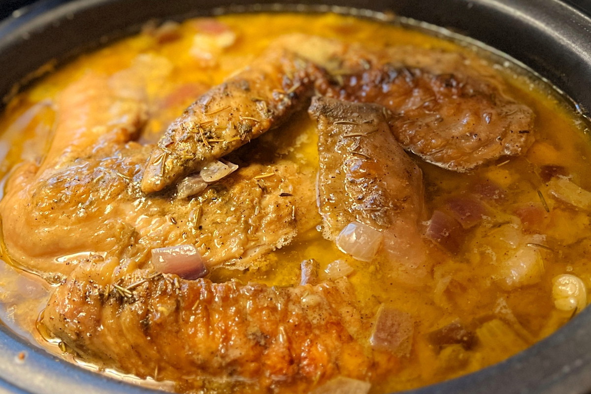 Slow Cooked Turkey Wings and Gravy