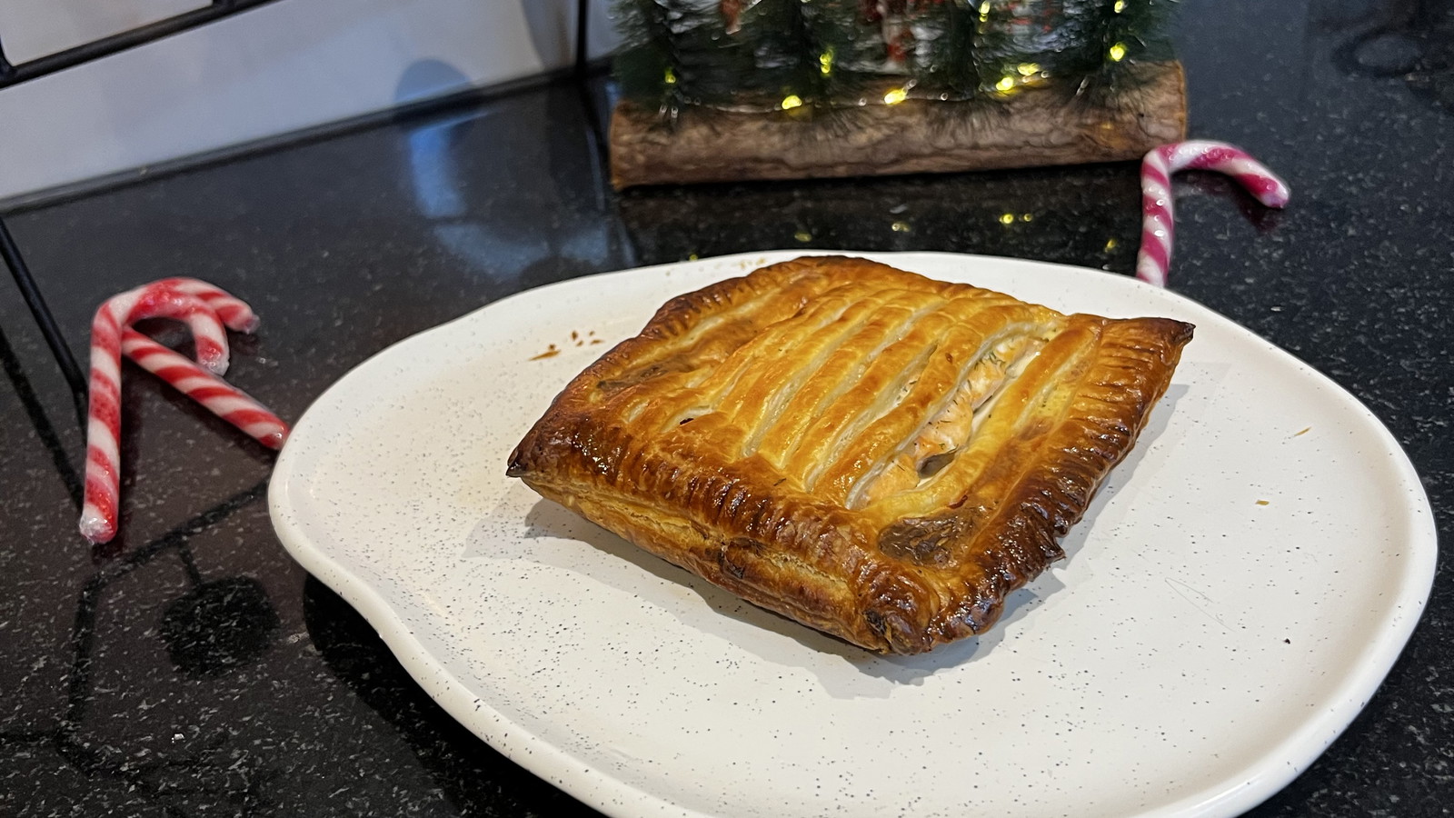 Wellington van bladerdeeg kruidenkaas en gemarineerde (diepvries) zalm