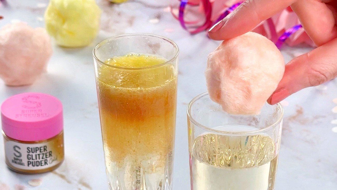 Glitzer-Zuckerwatte-Bomben mit goldenem SuperGlitzerPuder gefüllt, bereit zum Aufploppen in Sekt oder Limonade. Funkelnde Silvester-Deko und Party-Gimmick.