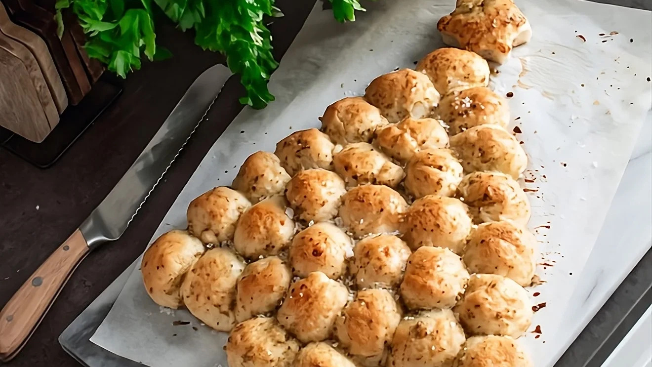 Image of Árbol de Navidad de bolas pull-apart con pesto y mozzarella