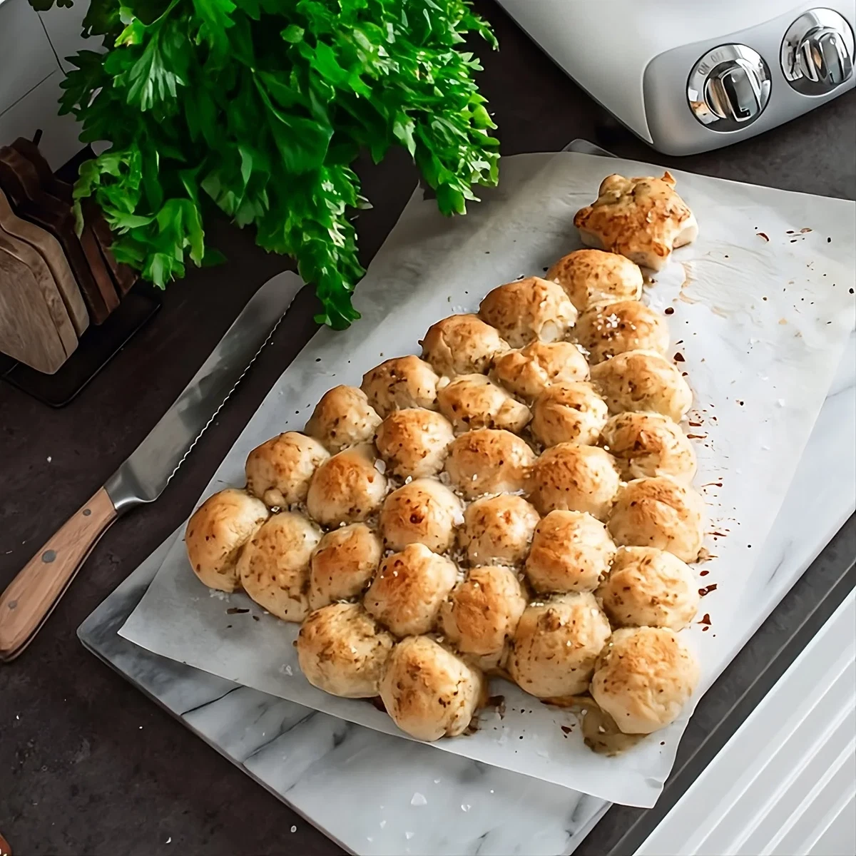 Arbre de Noël pull-apart aux boules de pesto et mozzarella