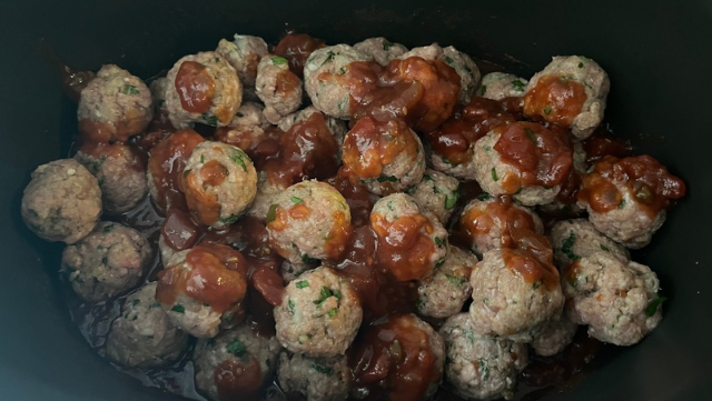 Image of Crockpot Meatballs with Apricot Chili Sauce 