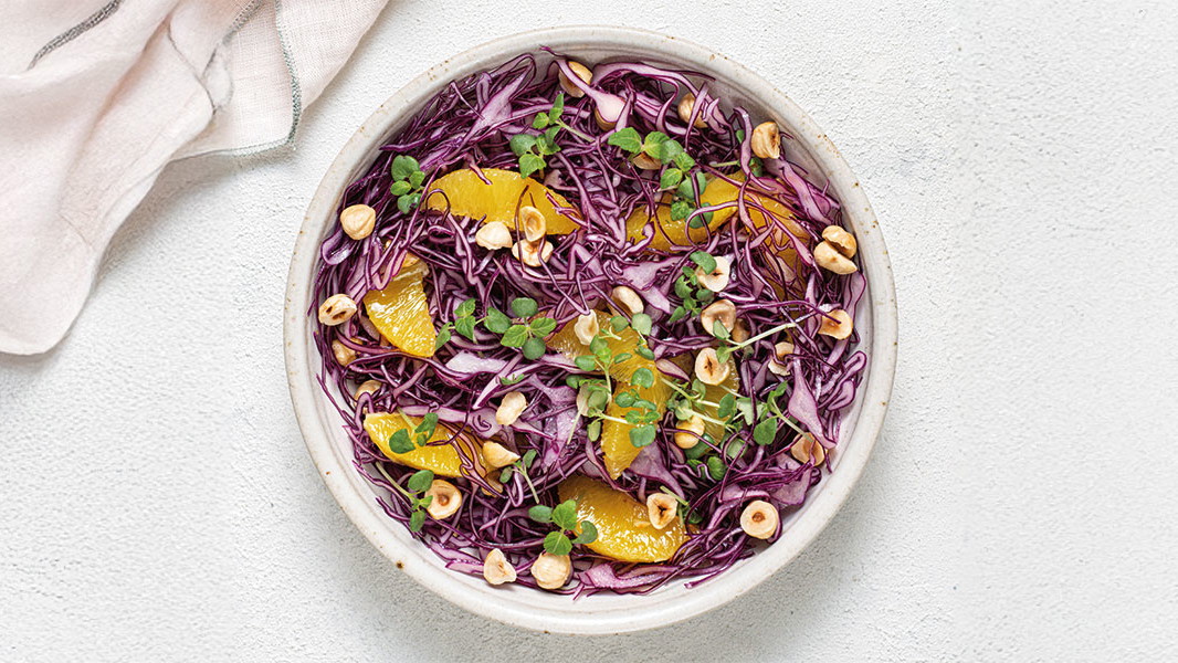 Image of Rotkohlsalat mit Orange und Haselnuss