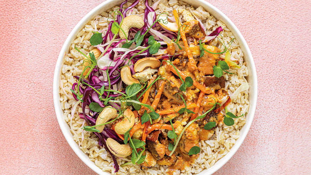 Image of Naturreis-Bowl mit fermentiertem Tofu und Cashewkernen