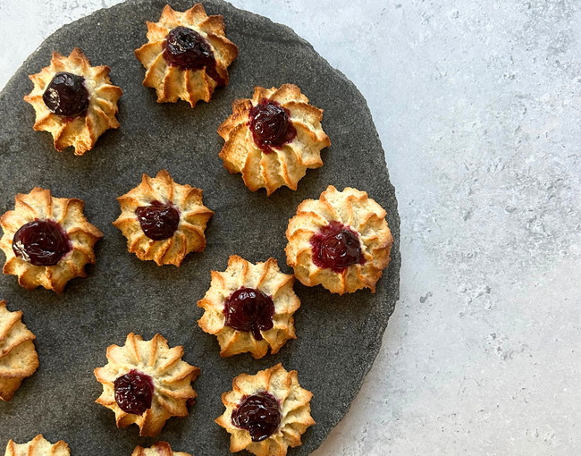 Image of Kransekagekonfekt med kirsebær