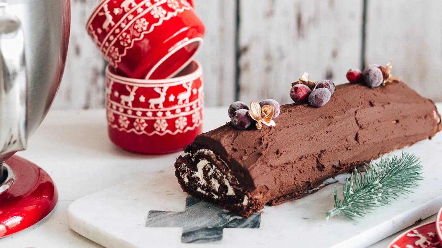 Image of Tronco de Navidad francés: bizcocho genovés de chocolate relleno (con paso a paso)