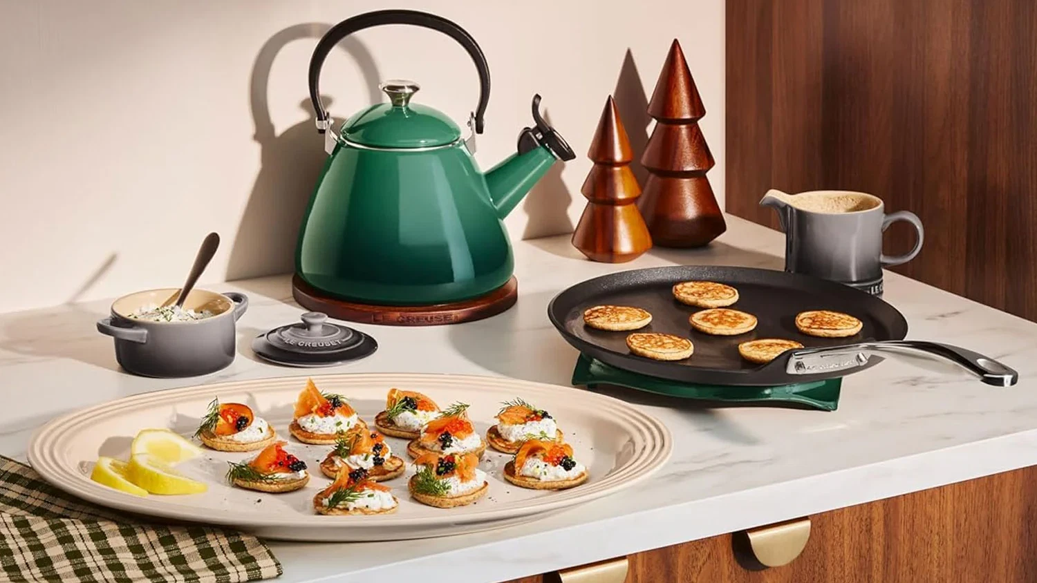 Image of Blinis de trigo sarraceno con salmón ahumado, crème fraîche y caviar