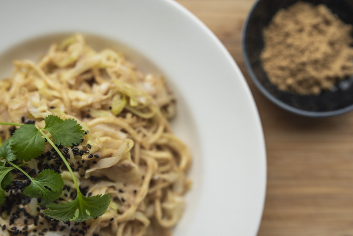 Noodles met snelle romige gembersaus 